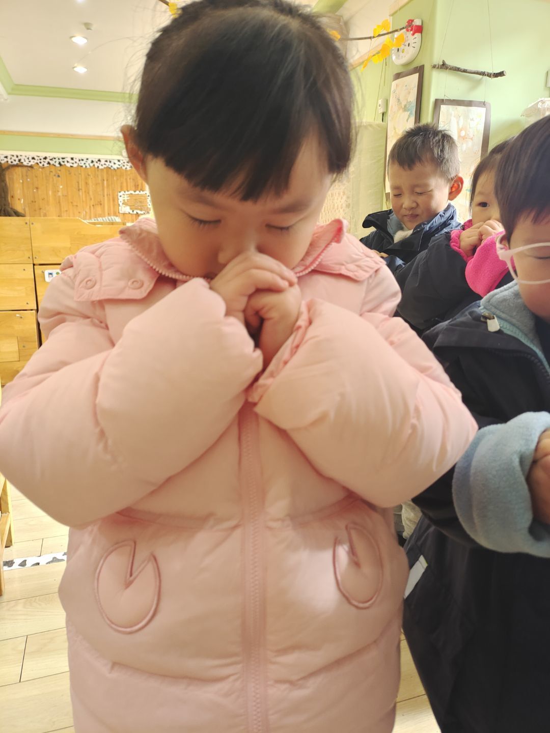 【生命迈幼·教学动态】小小白花感怀伤 深深默哀捍卫心_html_76494e77.jpg
