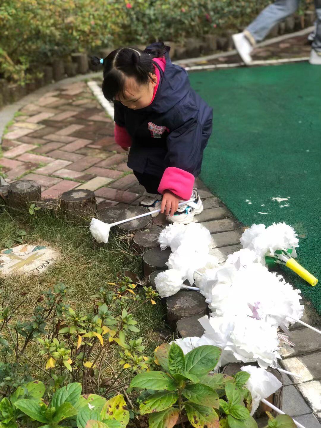 【生命迈幼·教学动态】小小白花感怀伤 深深默哀捍卫心_html_b32f001.jpg
