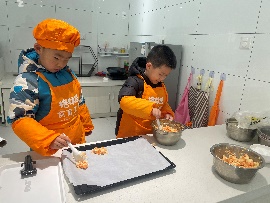 20250109【生活燕幼&middot;园区动态】温馨萌趣，生日悦享——十二月“小桃子”集体生日会_html_m7b2a334a.jpg