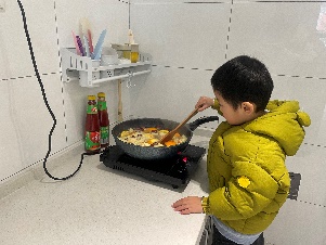 20250109【生活燕幼&middot;园区动态】温馨萌趣，生日悦享——十二月“小桃子”集体生日会_html_51fe16fd.jpg