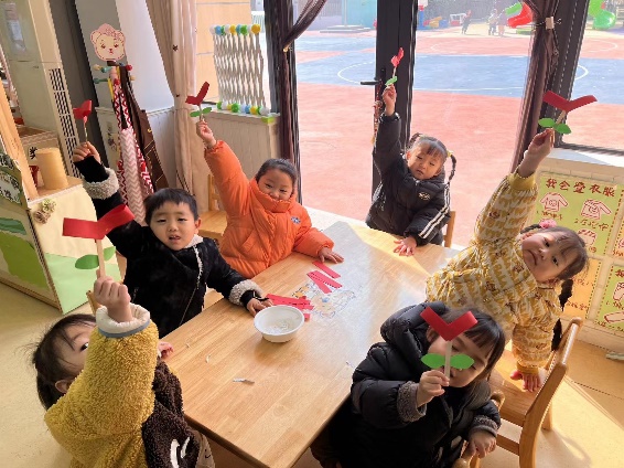 20240308【生活燕幼·园区动态】新城分园：阳春三月，感恩有你——三八妇女节活动_html_6cd83061.jpg