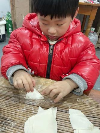 20240220【生活燕幼·园区动态】“新年齐动手，劳动乐无穷”——幼儿寒假日常生活劳动实践活动_html_5d21c1b5.jpg