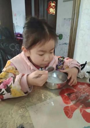 20240220【生活燕幼·园区动态】“新年齐动手，劳动乐无穷”——幼儿寒假日常生活劳动实践活动_html_m64d813a7.jpg