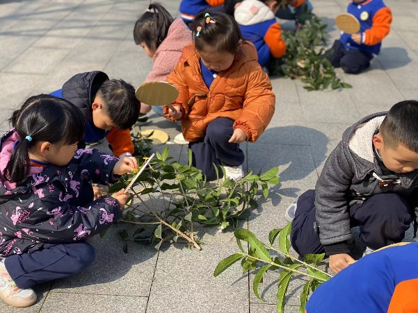 2024.03.16【生活燕幼·年级组动态】新城分园：“走进自然，拥抱春天”——小班组社区活动_html_571aa73.jpg