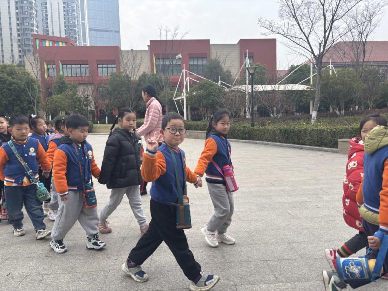 20250310【生活燕幼&middot;园区动态】新城分园：“趣”当小学生 衔接促成长 —— 大班年级组走进小学活动_html_ccc33f3.jpg
