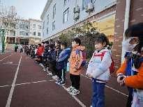 20250306【生活燕幼·年级组动态】燕幼中心园：小学初体验，衔接零距离——大班年级组参观小学活动_html_57fe0dc2.jpg