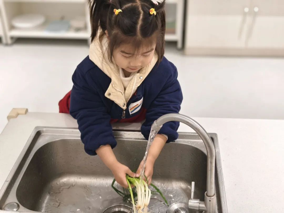 20250304【生活燕幼·园区动态】燕鸣苑分园：“蛰逢春动，饼香悦节”——舌尖上的节气之惊蛰_html_m2794eef8.jpg