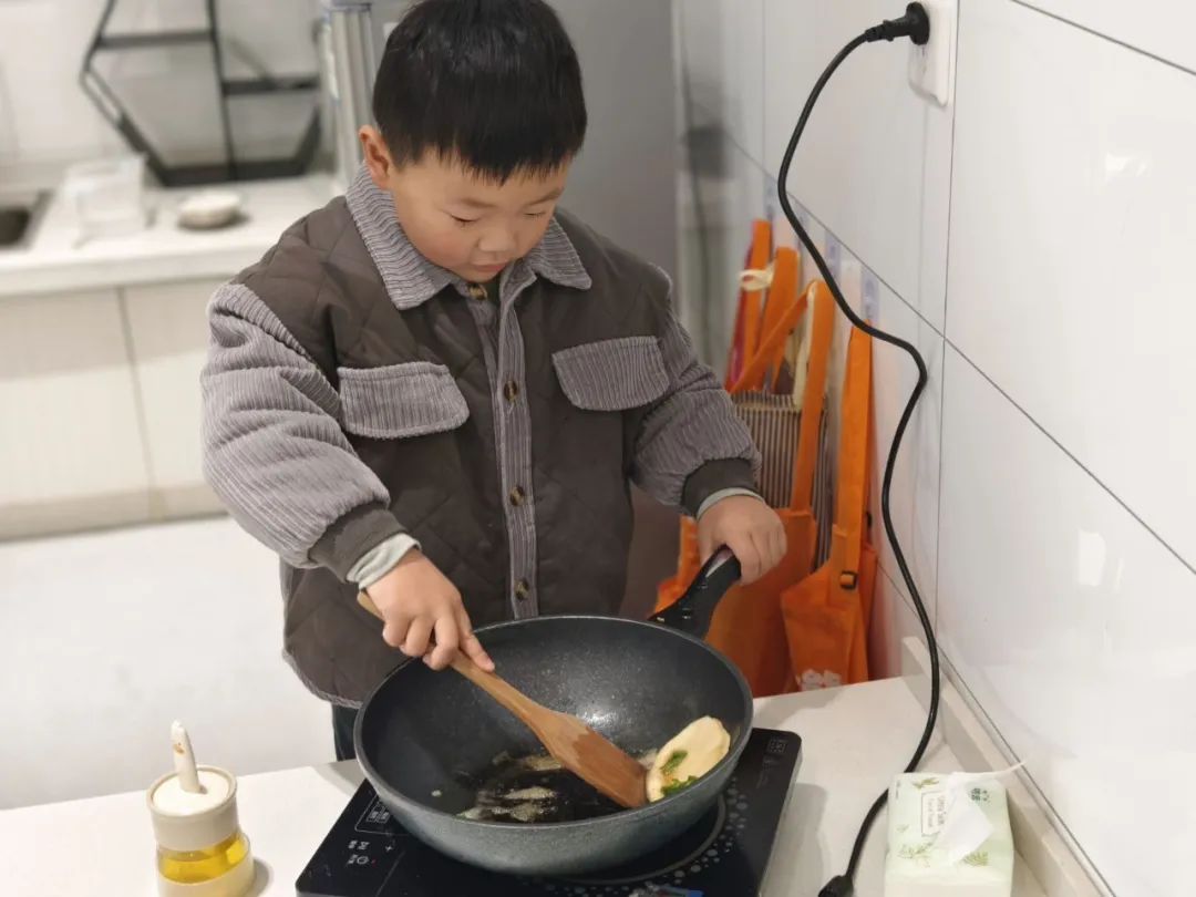 20250304【生活燕幼·园区动态】燕鸣苑分园：“蛰逢春动，饼香悦节”——舌尖上的节气之惊蛰_html_m211cceb2.jpg