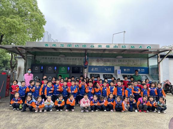 2023.5.6【生活燕幼∙园区动态】新城分园：垃圾不落地，社区更美丽—中五班、小一班社区活动_html_28738493.jpg