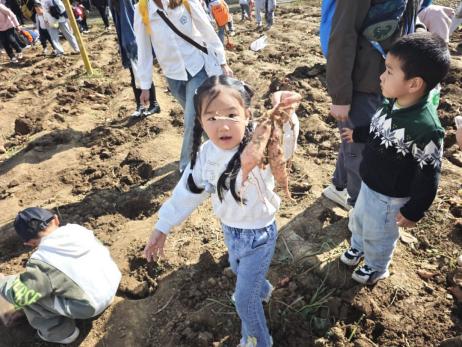 【生活燕幼·园区动态】下庙分园:大手牵小手,一起“趣”秋游——亲子秋游活动_html_7877ebd.jpg