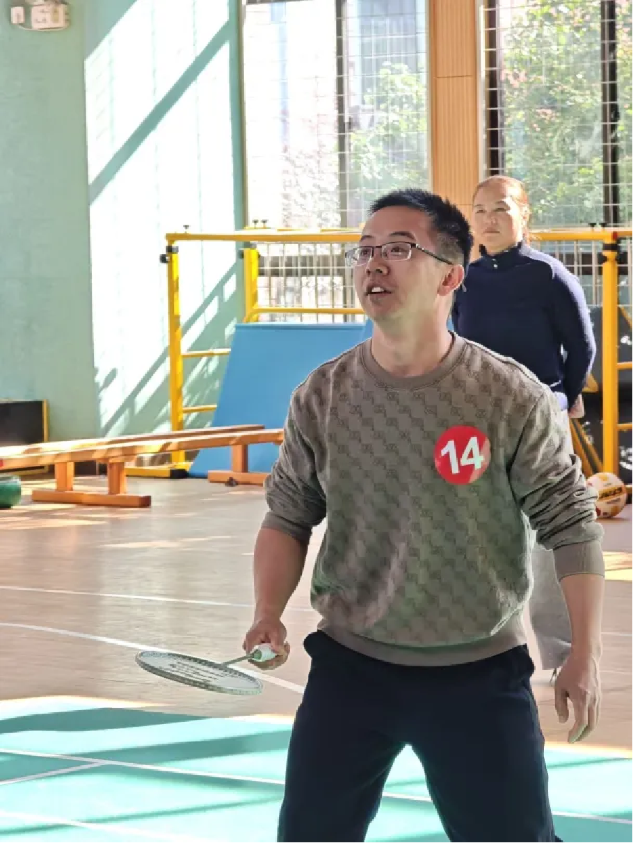 20251124【生活燕幼·园区动态】新城分园:“羽” 你同行展风采 师德铸魂暖初冬 —— 教职工羽毛球趣味赛_html_1f819552.png