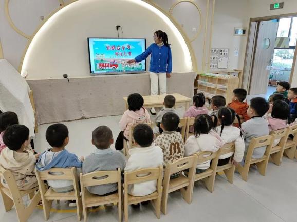 20241107【生活燕幼·安全第一】燕鸣苑分园：“消防在‘童’心，安全护‘童’行”——幼儿园消防安全培训及疏散演练_html_4fb9cd88.jpg