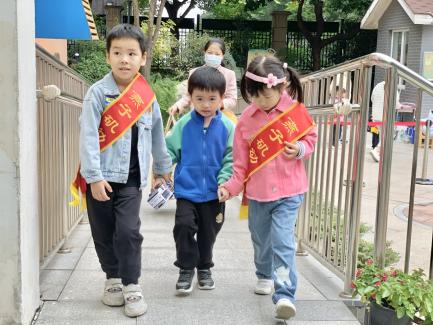 【生活燕幼·年级组动态】下庙分园：“大带小，乐成长”——小班幼儿成长纪实_html_47938593.jpg