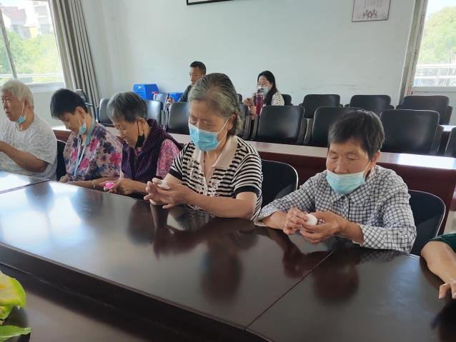 20220609新城老人服务中心手工活动_html_56c51899.jpg