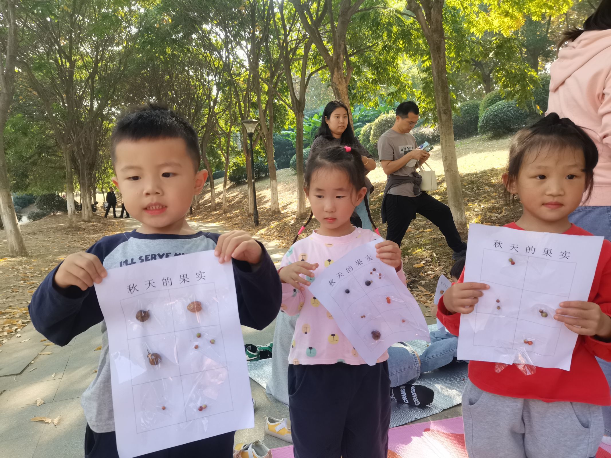 【生活燕幼·年级组动态】下庙分园：“走进公园，收集秋意”——小班组社区活动(1)_html_m601303d6.jpg