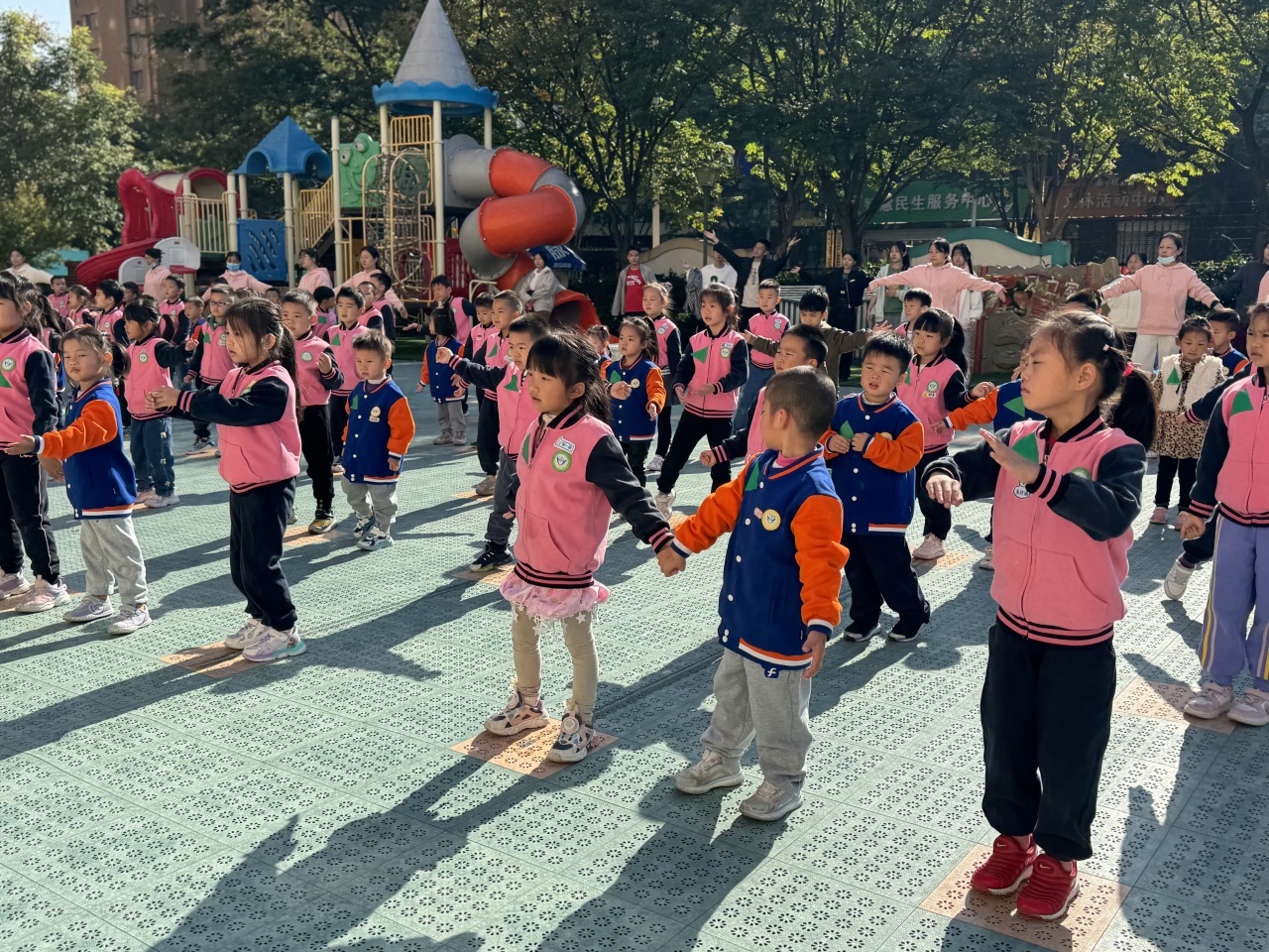 【生活燕幼·园区动态】下庙分园：“大手拉小手，运动迎园庆”——大带小运动会_html_124fc314.jpg