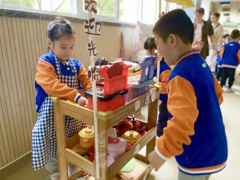 【生活燕幼·年级组动态】下庙分园：“大手牵小手，一起来运动”——中班半日开放暨亲子运动会活动_html_75102b30.jpg