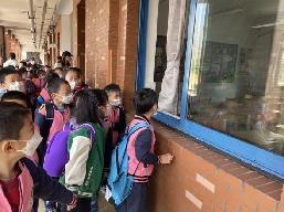 【生活燕幼·年级组动态】燕幼中心园“小学初体验，衔接零距离”——大班社区活动参观小学_html_6d6cbe90.jpg