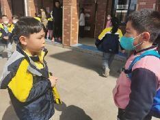 【生活燕幼·年级组动态】燕幼中心园“小学初体验，衔接零距离”——大班社区活动参观小学_html_me5ef8ca.jpg