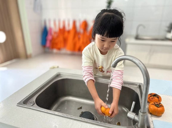 20241023  【生活燕幼&middot;园区动态】“霜降至，柿子红”——舌尖上的节气之霜降_html_m5b5b1c25.jpg