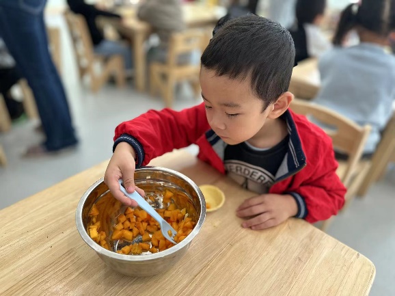 20241023  【生活燕幼&middot;园区动态】“霜降至，柿子红”——舌尖上的节气之霜降_html_m56888044.jpg