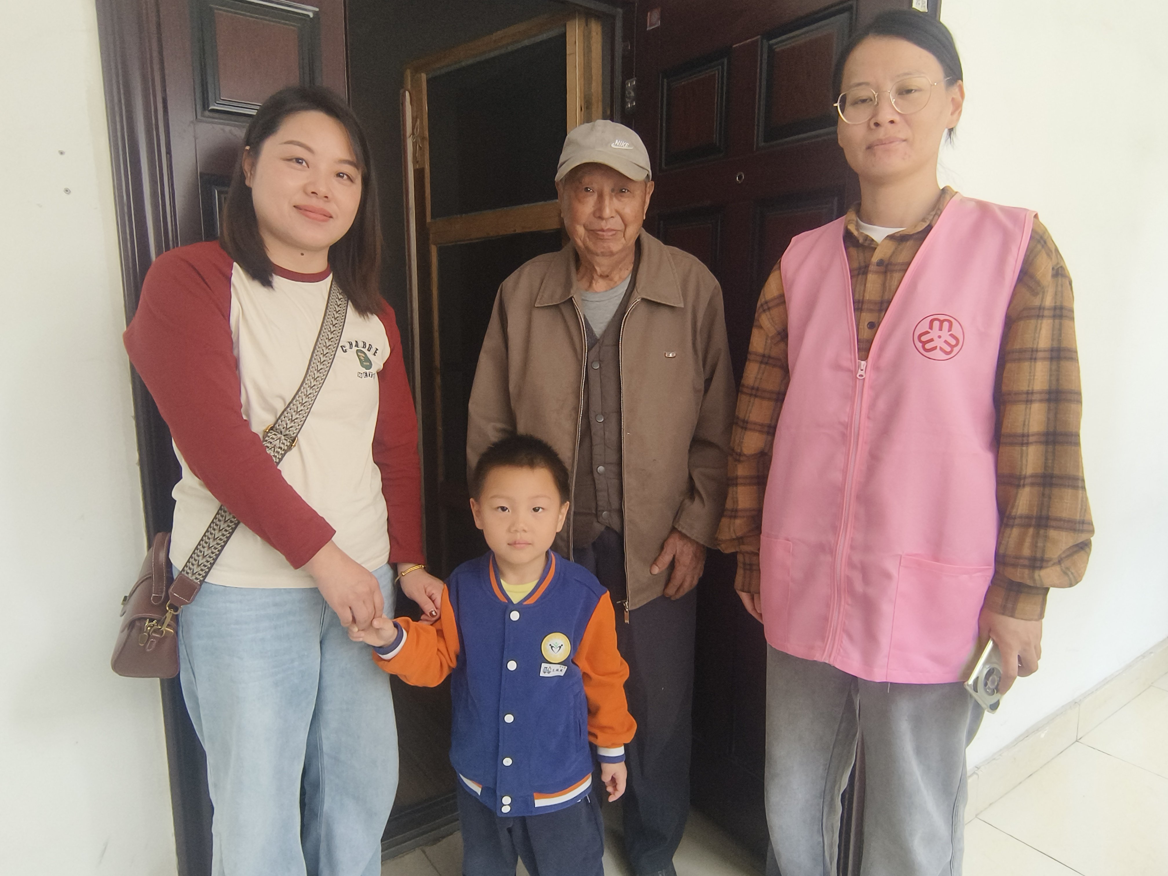 20241010【生活燕幼&middot;园区动态】“九九重阳 童心牵挂”——重阳节活动_html_madc1c5a.jpg