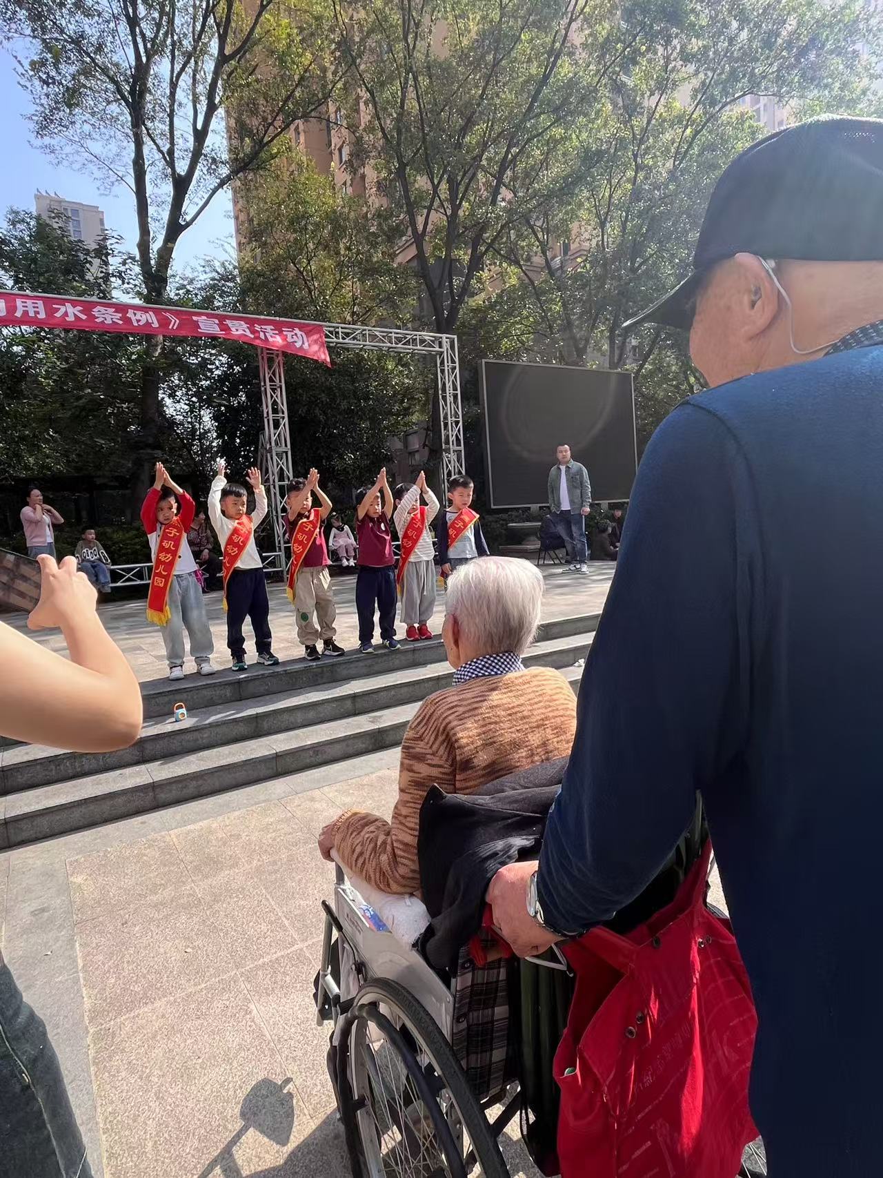 【生活燕幼·园区动态】下庙分园：“童心敬老，爱满重阳”——重阳节活动_html_37c8106f.jpg