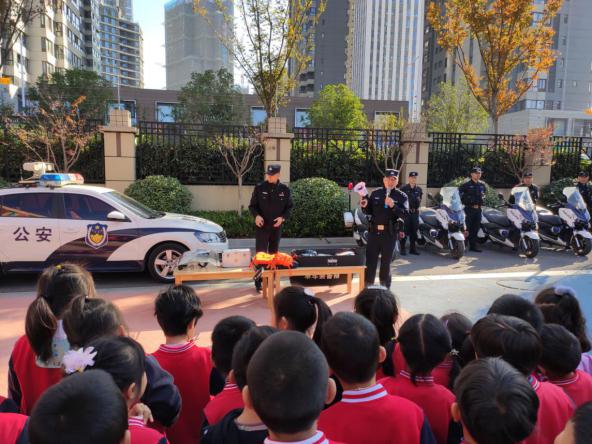 20201112新城警车进校园_html_m4764b048.jpg