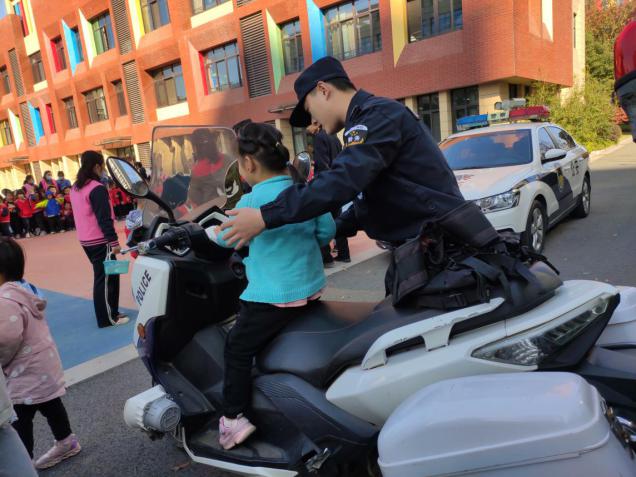 20201112新城警车进校园_html_64989821.jpg