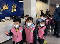2023.3.14【生活燕幼·年级组动态】燕幼中心园：“走进派出所、警幼零距离”---中班年级组社区活动_html_1298f839.jpg