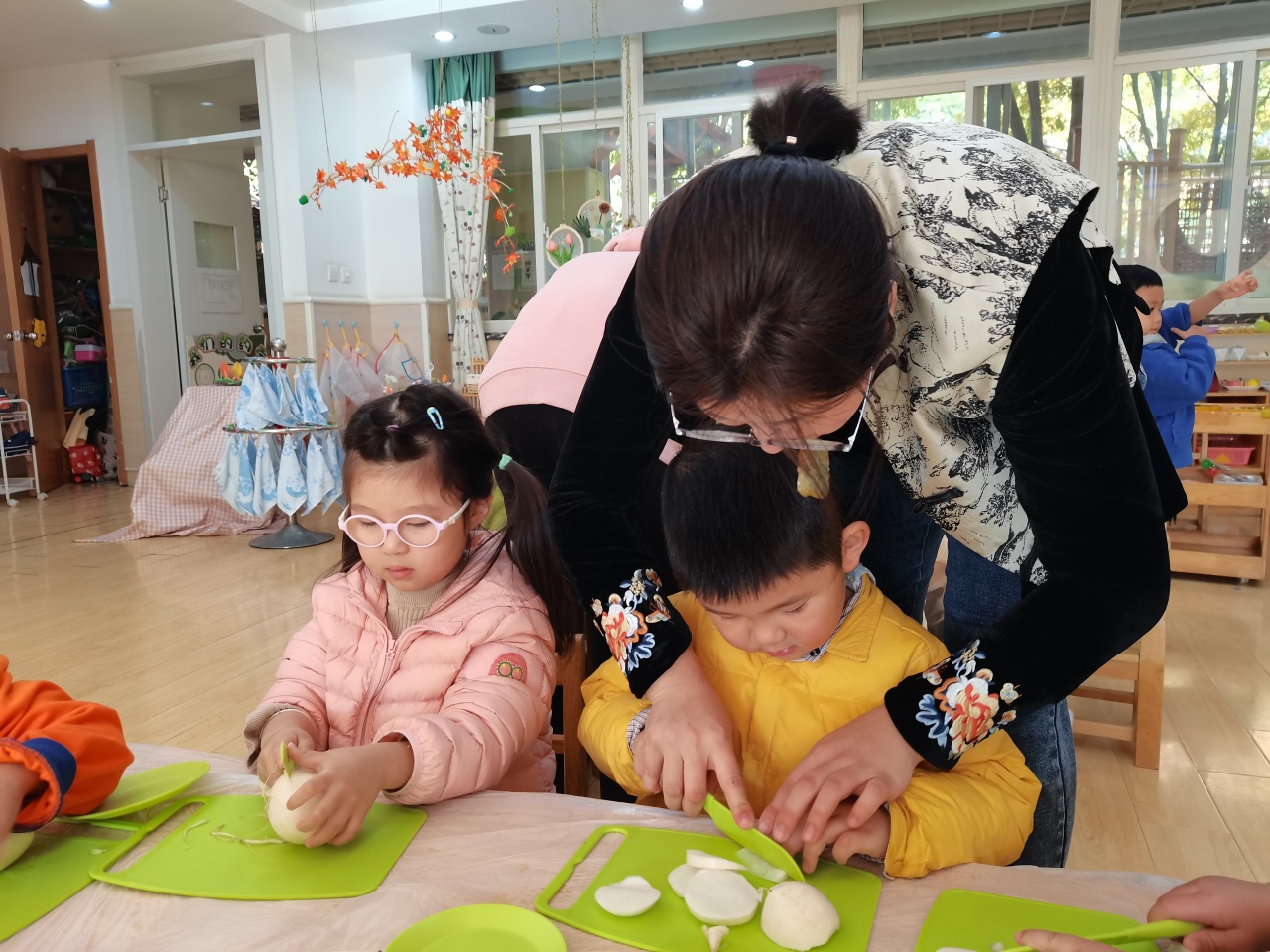 20231122【生活燕幼·园区动态】下庙分园：“轻盈小雪至，童心暖寒冬”——小雪节气活动_html_m3c8d124e.jpg