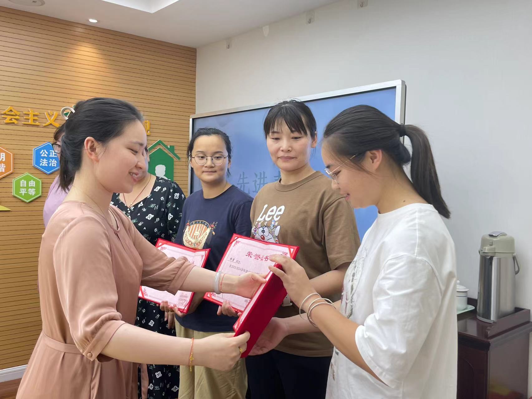 20240910【生活燕幼&middot;园区动态】新城分园：“师者如光，一路芳华”——庆祝教师节主题活动(1)_html_183092cd.jpg
