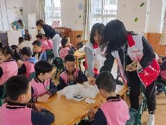【生活燕幼·年级组动态】燕幼中心园“寄情香囊，感恩母亲”——大班年级组社区活动_html_30e15a3d.jpg