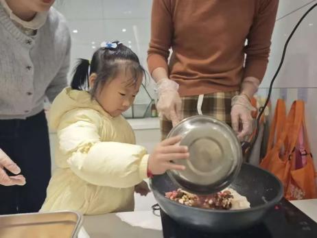 20241206【生活燕幼·园区动态】燕鸣苑分园萌娃迎大雪，巧手制“雪花”_html_m5ebd7271.jpg