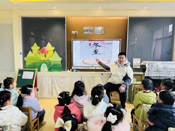 20241220【生活燕幼&middot;班级动态】新城分园：“稚梦拾趣，情满冬至”——大五班冬至节气系列活动_html_439a7586.jpg