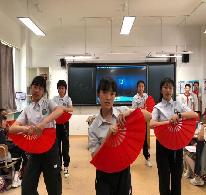 【养正颐小.德育】快乐来袭，嗨翻六一(2)(1)(1)_html_m4f94e7d3.jpg