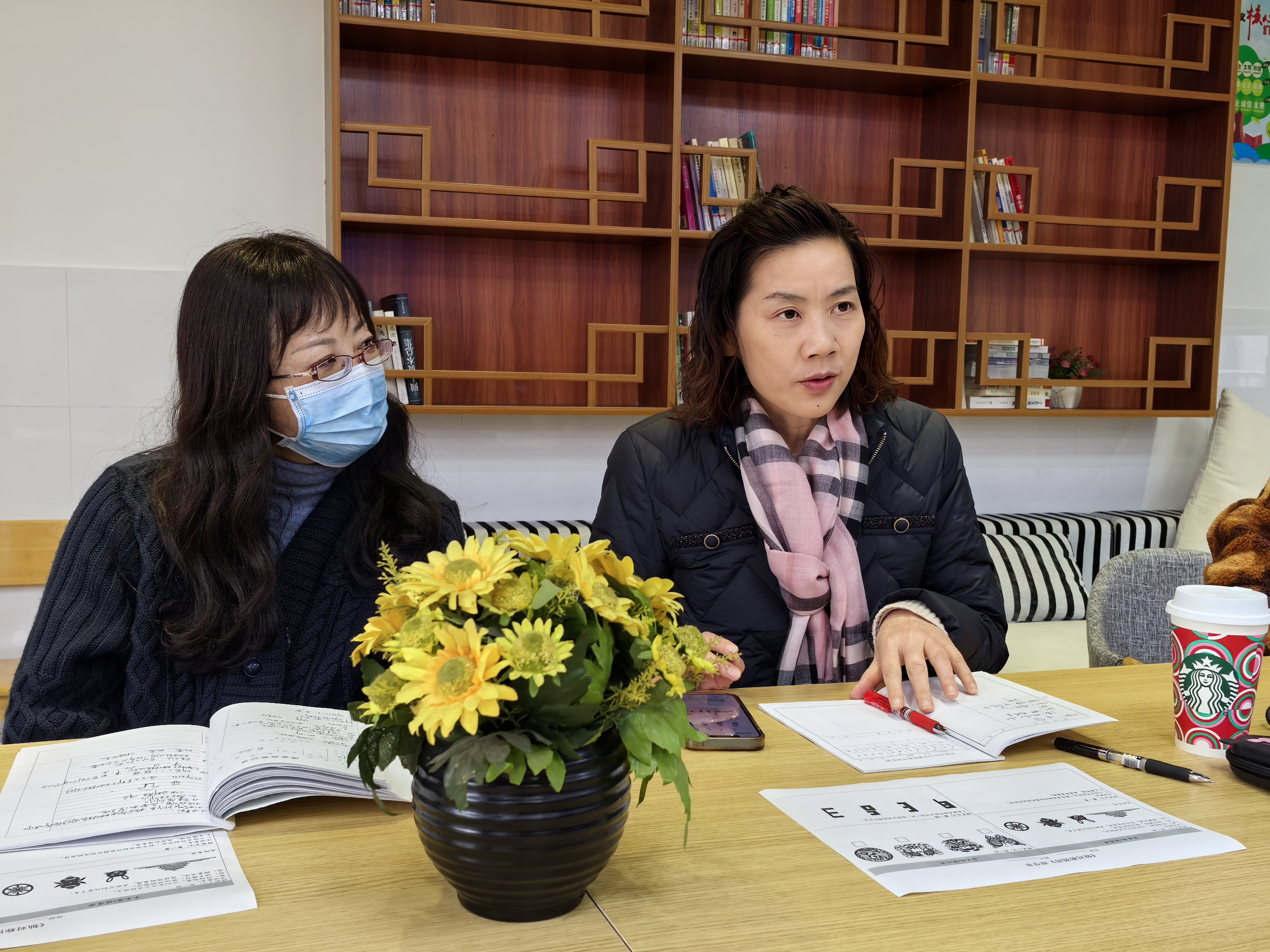 2024.12.5【养正颐小·教学】巧手玩转轴对称 感悟数学对称美——记中电颐和家园小学数学组第七次校本教研活动_html_21ebf138.jpg