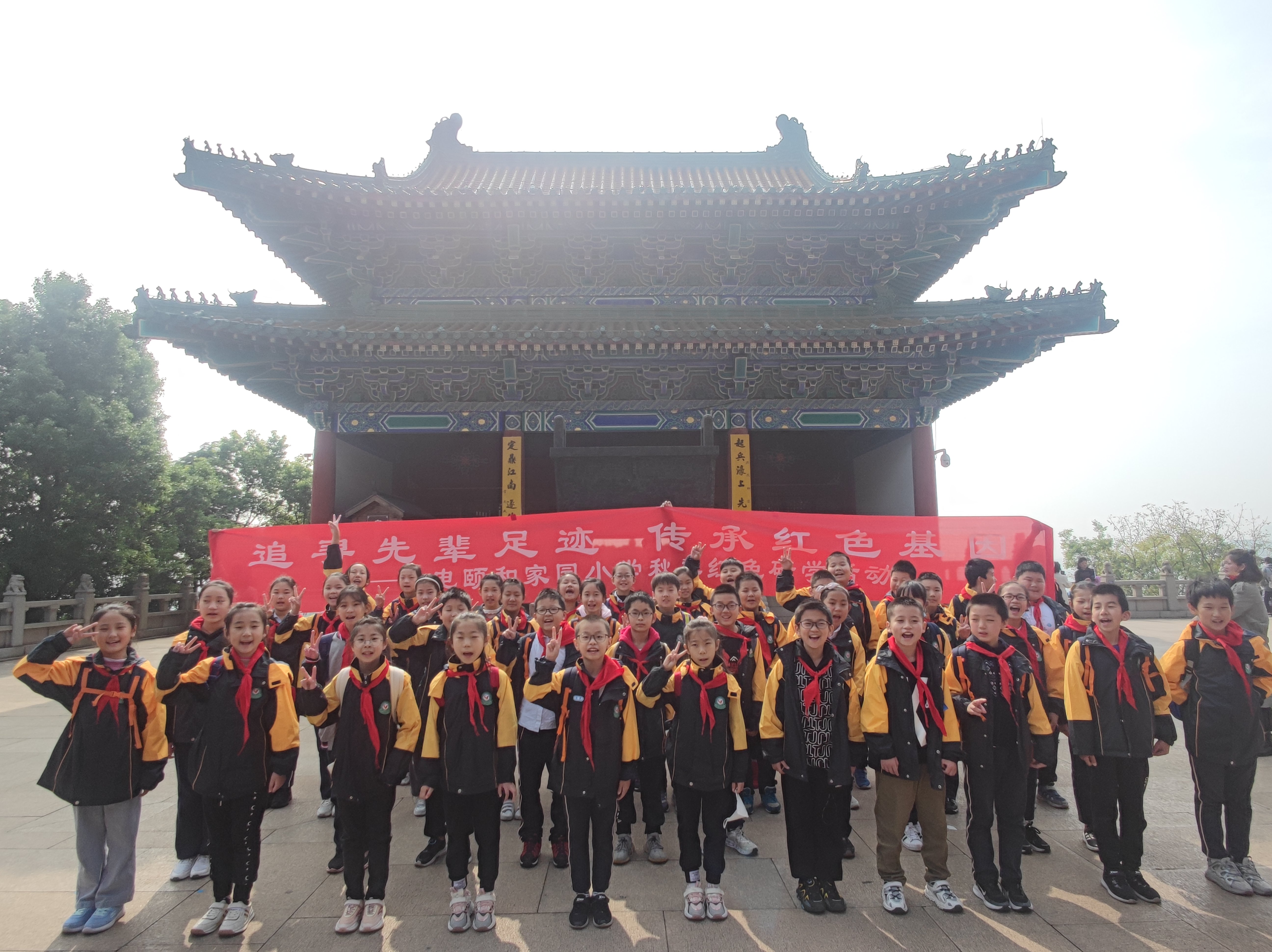 追寻先辈足迹，传承红色基因_html_m374341ad.jpg