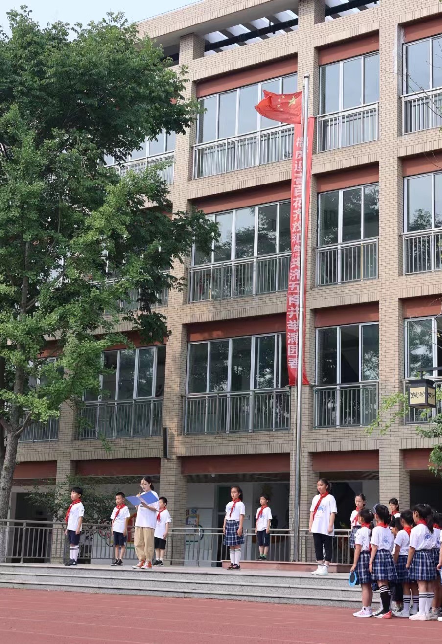 二7班升旗新闻稿(1)(1)_html_m367480fe.jpg
