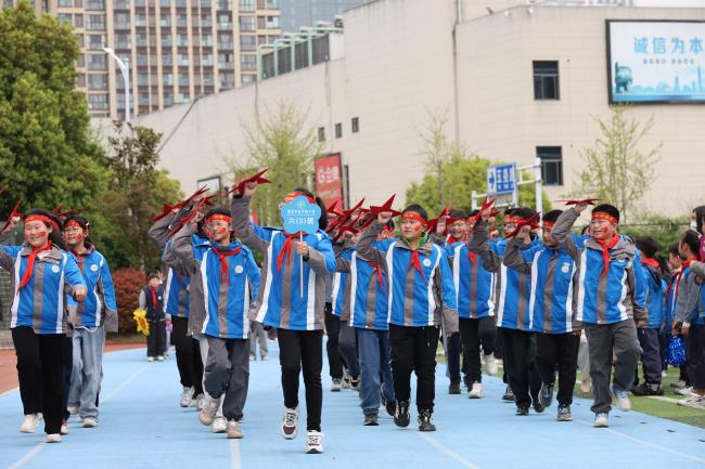 青春跃动绿茵 路队绽放风采——南京市青秀城小学第五届“校长杯”校园足球班级联赛开幕式暨“美丽路队”比赛_html_5531a037.jpg