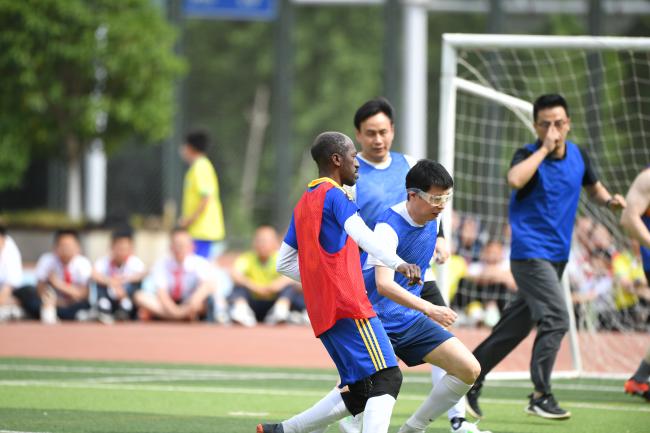 【大爱青秀】拼搏不止，逐梦未来！—南京市青秀城小学第五届“校长杯”足球班级联赛闭幕式暨颁奖仪式圆满举行(1)_html_m9b7646e.jpg