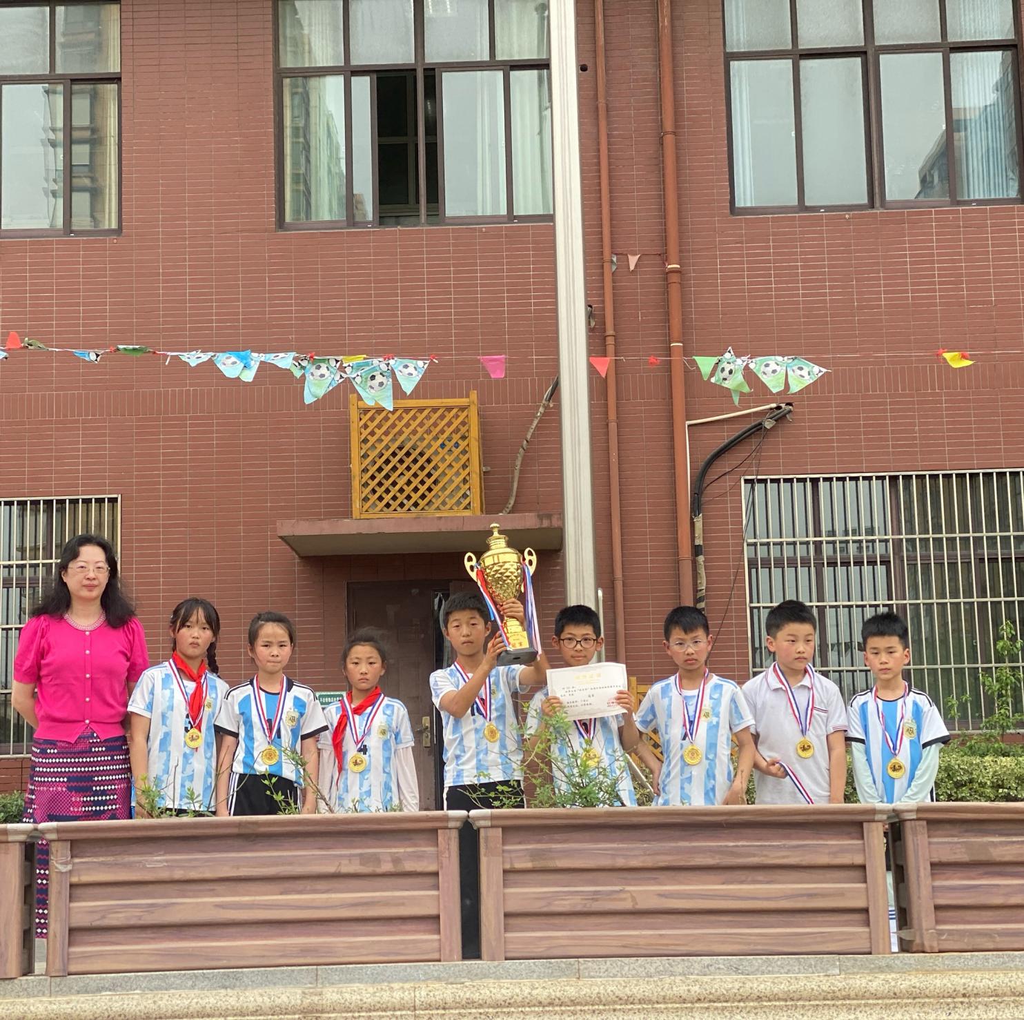 【大爱青秀】拼搏不止，逐梦未来！—南京市青秀城小学第五届“校长杯”足球班级联赛闭幕式暨颁奖仪式圆满举行(1)_html_m33c083a5.jpg