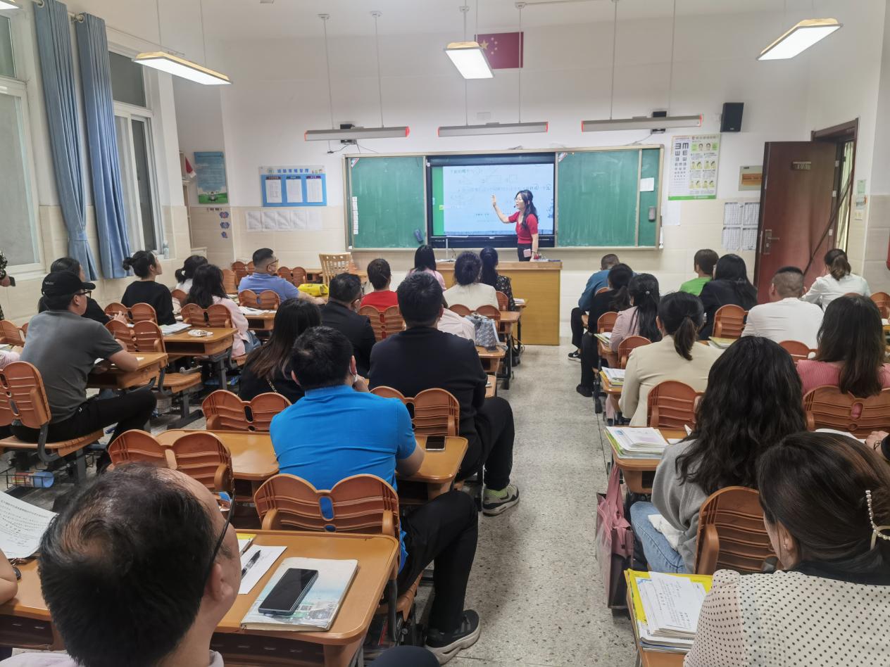 聚力护成长  携手育暖阳 家长会新闻_html_m246ee28a.jpg