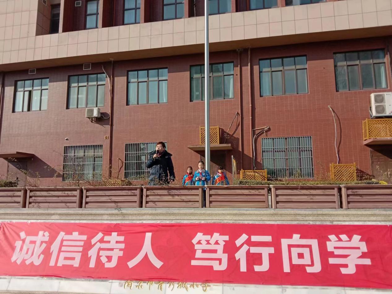 丁倩云12.25三2升旗仪式新闻稿_html_5a3c1346.jpg