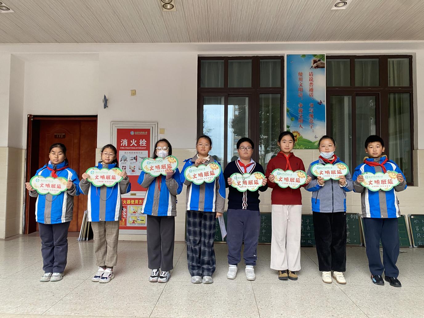 2025.11.18-支丽娟【大爱青秀 记忆德育】礼仪之花常绽放，文明新风拂心田——南京市青秀城小学第十二周升旗仪式_html_m4cb6457a.jpg