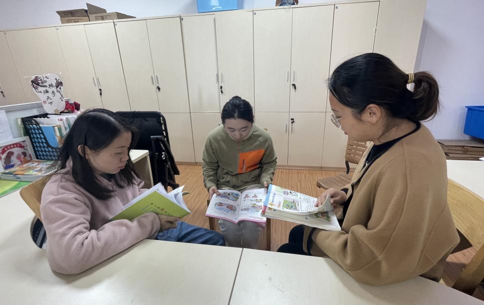 精心备课求实效，因材施教助成长——记青秀城小学英语组集体备课（四）_html_m565df9a3.jpg