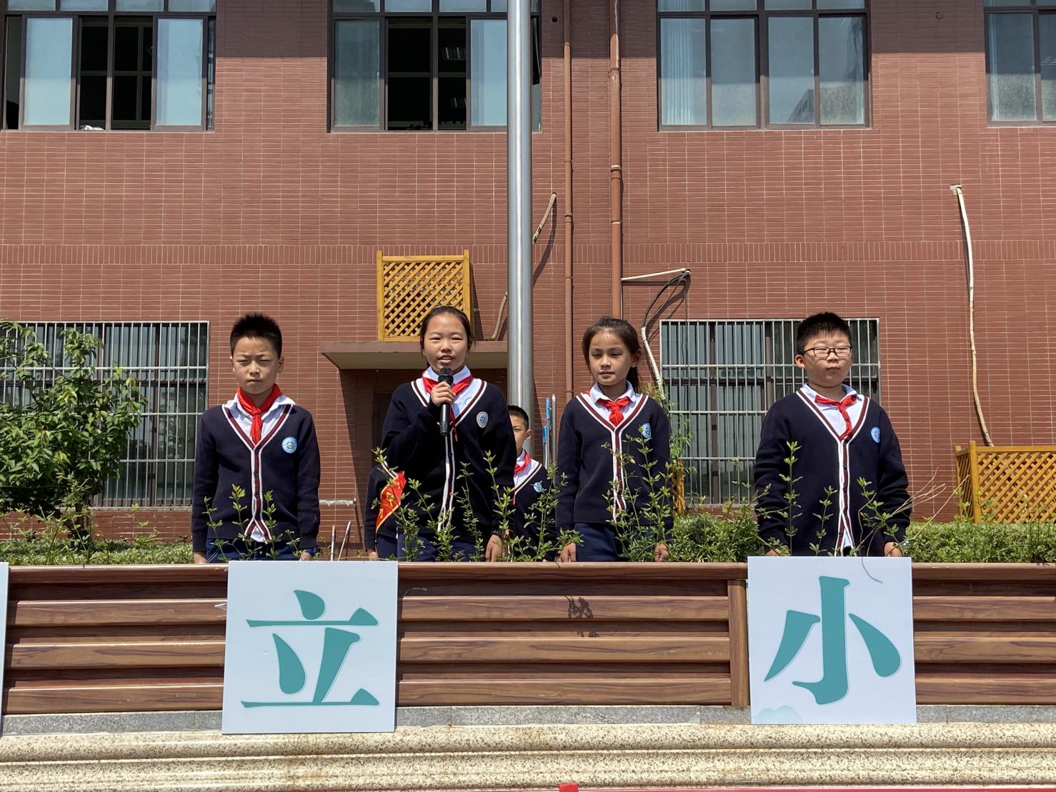 5.16四4班升旗仪式新闻稿_html_12d12162.jpg