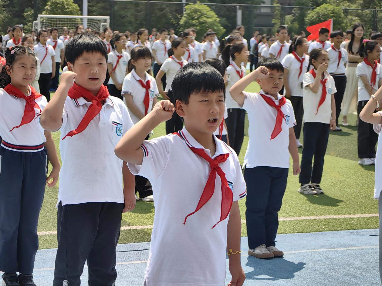 2025.5.26-黄若萱-【大爱青秀&middot;记忆德育】一年级首批少先队员入队仪式_html_6eef181e.jpg