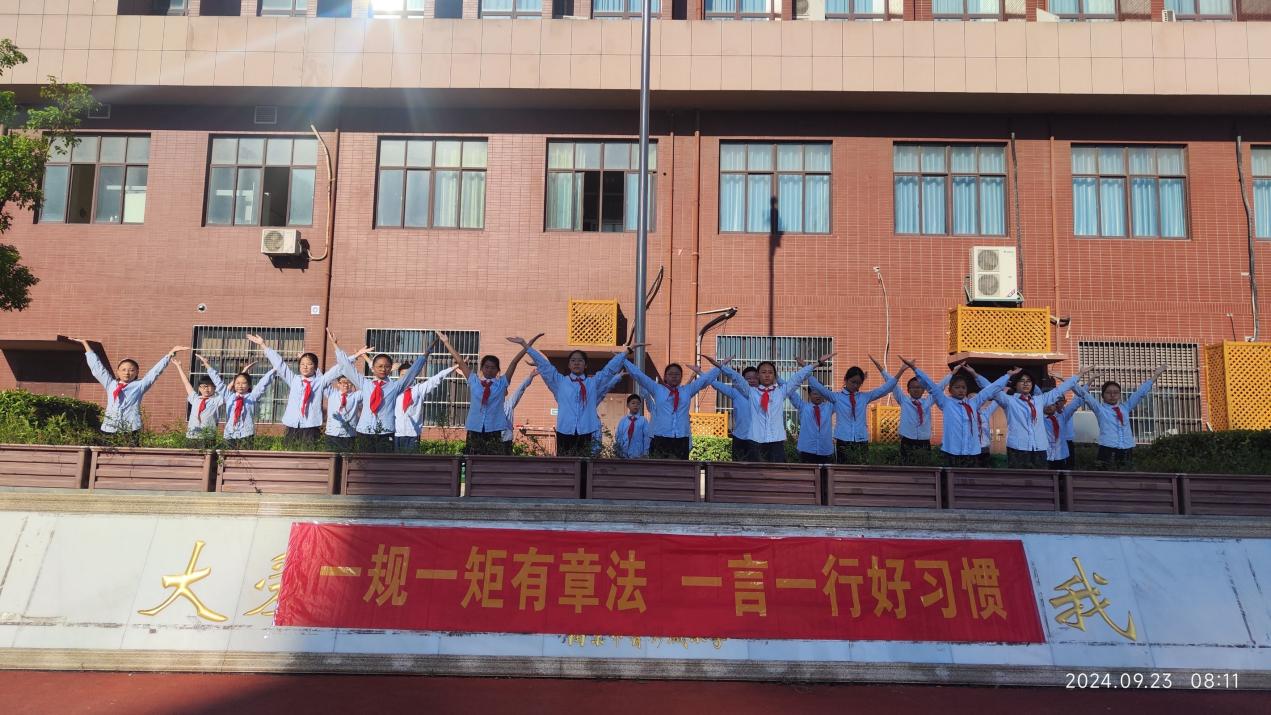 2025.6.23朱婕【大爱青秀&middot;记忆德育】六4比个耶 毕个业_html_m469ca8a3.jpg