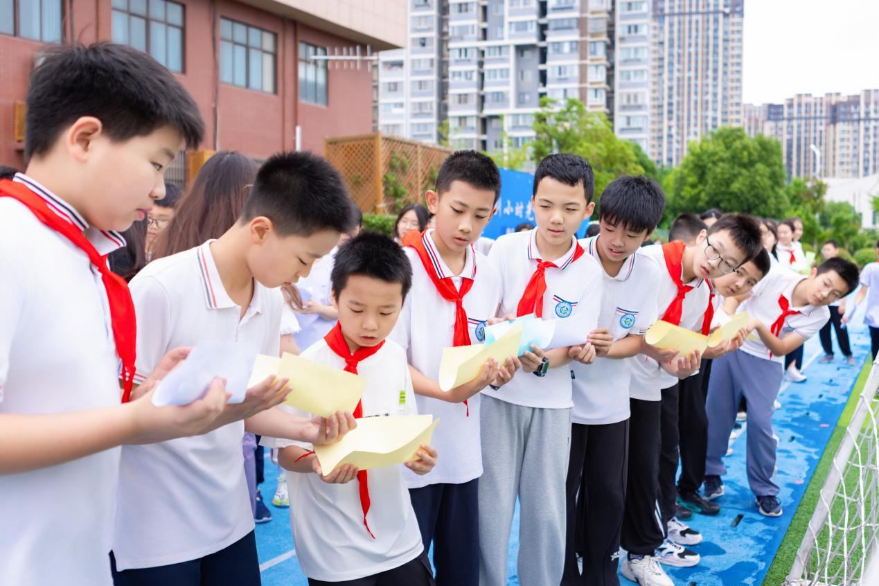 2024届毕业典礼新闻稿_html_m5865bda2.jpg